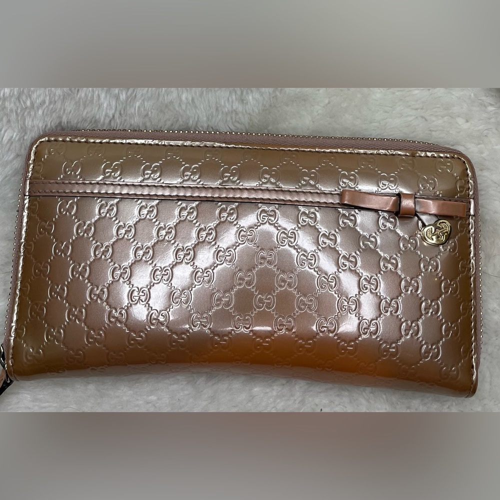 EUC- Gucci zip around long wallet. Approximately 7.5in x 4in